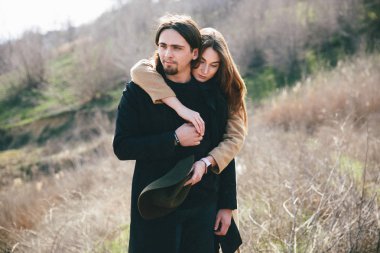 manzara karşı kırsal bölme üzerinde sarılma çift