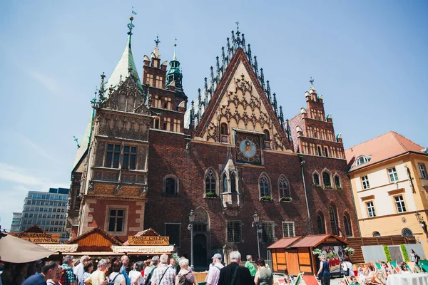 Vista panorâmica do Verão do antigo edifício da Câmara Municipal na Praça do Mercado, na Cidade Velha de Wroclaw, Polónia — Fotografia de Stock