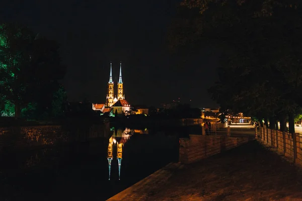 Éjszakai jelenet Wroclaw. Világító, régi épületek tükrözi az Odera-folyó. — Stock Fotó