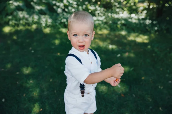 Enfant De 2 Ans Dans Le Parc En Short Blanc Et Un T Shirt Blanc Garcon Enfant De 2 Ans Dans Le Parc En Short Blanc Et Un T Shirt Blanc Garcon