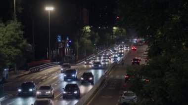 Şehrin merkez iş bölgesinde gece trafiği