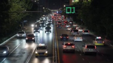 Şehrin merkez iş bölgesinde gece trafiği