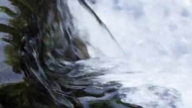 Kayaların üzerinde akan doğal temiz kaynak suyu.