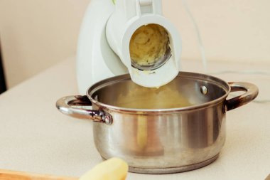 yemek pişirmek için taze patates