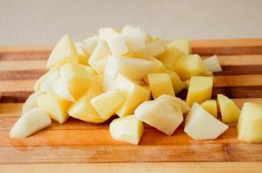 Soyulmuş patates çorbası