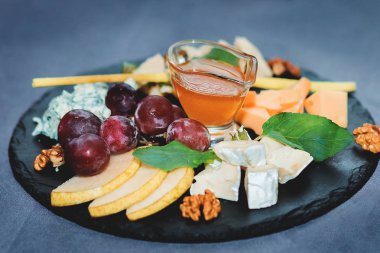 Restoranda peynir tabağı