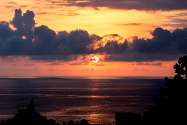 Puesta Sol Sobre Mar Impresiona Con Belleza — Foto de Stock