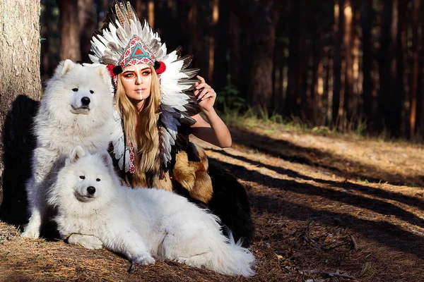 Menina Com Cão Está Caçando Floresta Como Índio — Fotografia de Stock