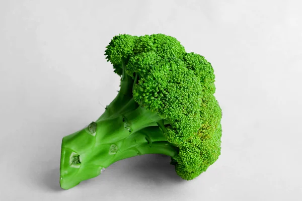 Brokkoli Liegt Auf Weißem Hintergrund — Stockfoto