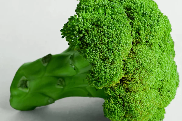 Brokkoli Liegt Auf Weißem Hintergrund — Stockfoto