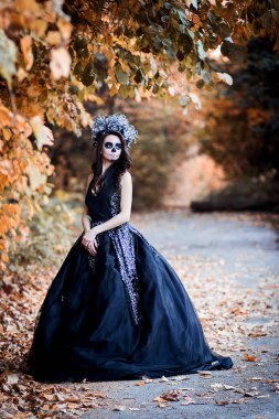 Ölülerin günü suretinde kız.