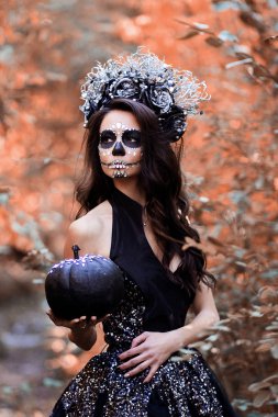 Ölülerin günü suretinde kız.