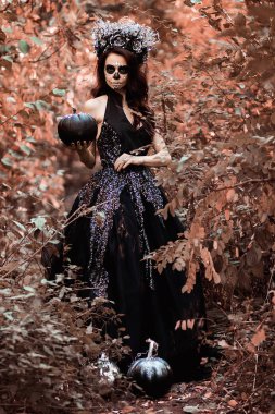 Ölülerin günü suretinde kız.