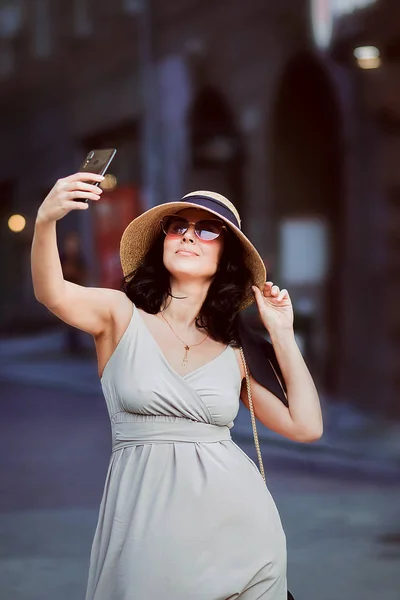 Piękna Dziewczyna Kapeluszu Sprawia Selfie Telefon Wieczorem Mieście — Zdjęcie stockowe