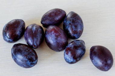 doğru beslenmek için olgun erik meyveleri