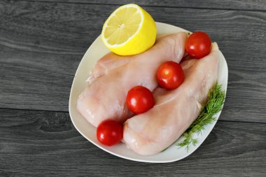 Pişirmek için çiğ tavuk göğsü