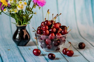 Vazodaki bir masada sulu kiraz.