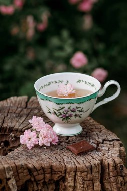 Bahçede çay, doğada güller