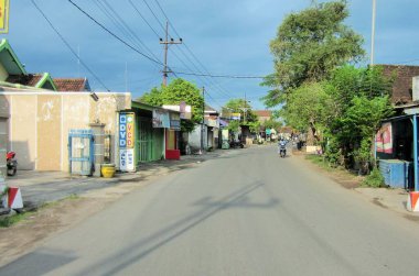 Öğleden sonra asfalt otoyol. Güzel gökyüzü.