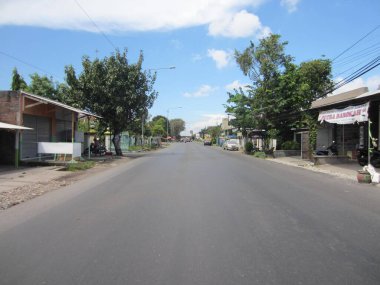 Öğleden sonra asfalt otoyol. Güzel gökyüzü.