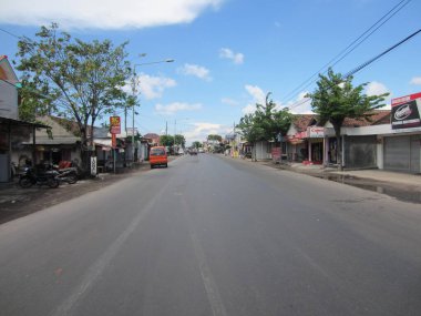 Öğleden sonra asfalt otoyol. Güzel gökyüzü.