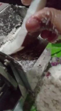 Hindistan cevizi rendeleme makinesi onu yumuşak ve pürüzsüz yapabilir.