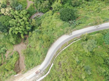Heyelan nedeniyle toprak yüzeyinin durumu yukarıdan görülebilir.