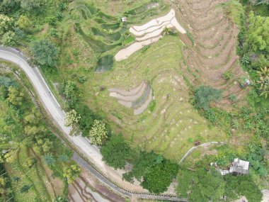 Heyelan nedeniyle toprak yüzeyinin durumu yukarıdan görülebilir.