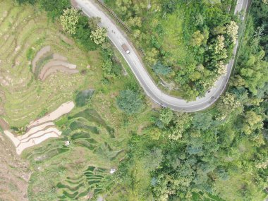 Heyelan nedeniyle toprak yüzeyinin durumu yukarıdan görülebilir.