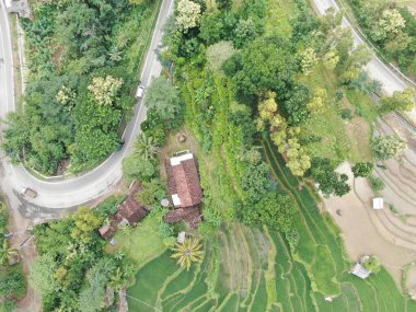 Heyelan nedeniyle toprak yüzeyinin durumu yukarıdan görülebilir.