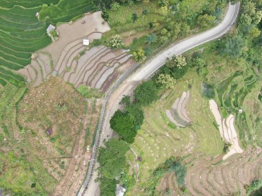 Heyelan nedeniyle toprak yüzeyinin durumu yukarıdan görülebilir.