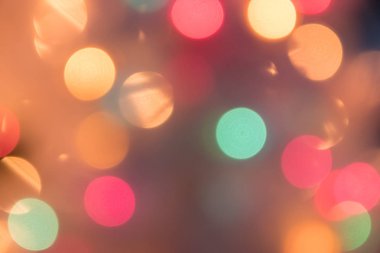 Noel ve Yeni Yıl kutlamaları için odaklanmış bokeh ışık arkaplanı