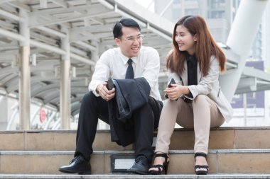 İş adamı ve kadın işlerinden bahsediyorlar ve başarılarını güler yüzle tartışıyorlar.