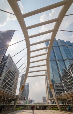 Bangkok, Tayland - 26 Şubat 2017: Chong Nonsi İstasyonu, Tayland 'ın güzel gökyüzünde Silom üzerinde bulunan bir BTS hava tren istasyonu.