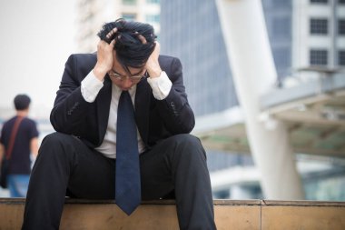 Kafasına el ile oturan iş adamı vurguladı. Bu hisse senedi haberleri stresliydi dizin aşağı ve eserleri ile ilgili sorun oluyor