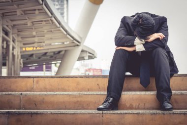 İş adamı ile ciddi bir yüz oturan vurguladı ve depresif hissediyorum