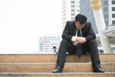 İş adamı ile ciddi bir yüz oturan vurguladı ve depresif hissediyorum