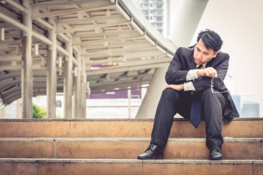 İş adamı ile ciddi bir yüz oturan vurguladı ve depresif hissediyorum