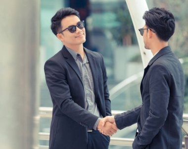 İki akıllı işadamları bir anlaşma kapanış Elleri titriyor. Birbirlerine iyi bir ilişkimiz iş ortakları.