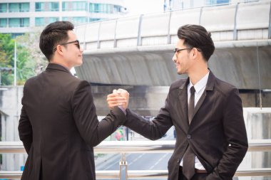 İki akıllı işadamları eller güler yüz ile bir anlaşma kapanış güreş. Birbirlerine iyi bir ilişkimiz iş ortakları.