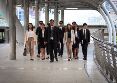 Grup iş adamları ile birlikte emin walking. Onlar kendi amaç ve görev üzerinde durulacak.