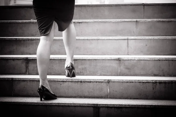 Nahaufnahme Von Frauenbeinen Und Lederschuhen Beim Gang Zur Treppe Der — Stockfoto