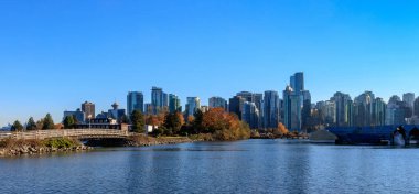 Stanley Park 'ın panoramik manzarası ve Vancouver, Kanada' daki deniz manzarası. Sahilleri, patikaları ve deniz manzarası olan en büyük şehir parkı. Vancouver, British Columbia 'da turistlerin ilgi odağı.