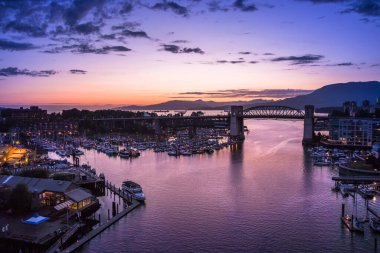 Kanada 'da Granville Caddesi Köprüsü ile Burrard Sokağı Köprüsü arasındaki False Creek. Vancouver Sunset 'te ufuk çizgisi