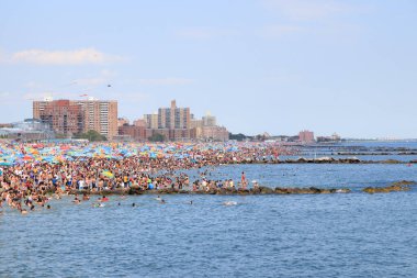New York, ABD - 4 Temmuz 2017: Coney Adası 'ndaki sahilde eğlenen insanlar. Yazın rahatlar.