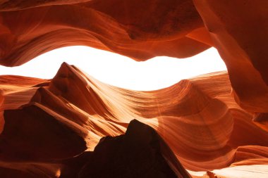 Arizona, Page 'in doğusundaki Navajo arazisindeki Antilop Kanyonu. Amerika 'nın güneybatısında bir yuva kanyonu. Alt antilopların dar yuvaları ve oyulmuş filizleri vardır..