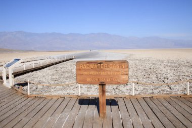 Badwater Havzası, Ölüm Vadisi Ulusal Parkı 'ndaki (dünyanın en sıcak yerlerinden biri), Kaliforniya, ABD' deki anendorheik havzadır..