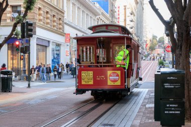San Francisco, ABD - Mayıs 2017: Ünlü San Franciso Cable Car. San Francisco sokaklarının ikonik bir aracı.