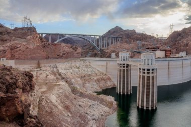 Hoover Barajı, ABD 'nin Nevada ve Arizona eyaletleri arasındaki sınırda, Colorado Nehri' nin Kara Kanyonu 'nda bulunan beton kemer yerçekimi barajıdır. Hidroelektrik santrali.