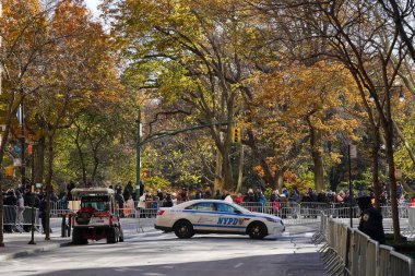New York, ABD - 22 Kasım 2018: Macy 'nin Şükran Günü Geçit Töreni Spectacu.Dünyanın en büyük balon karakterleri, yürüyüş bandosu ve şamandıralı geçit törenlerinden biri.